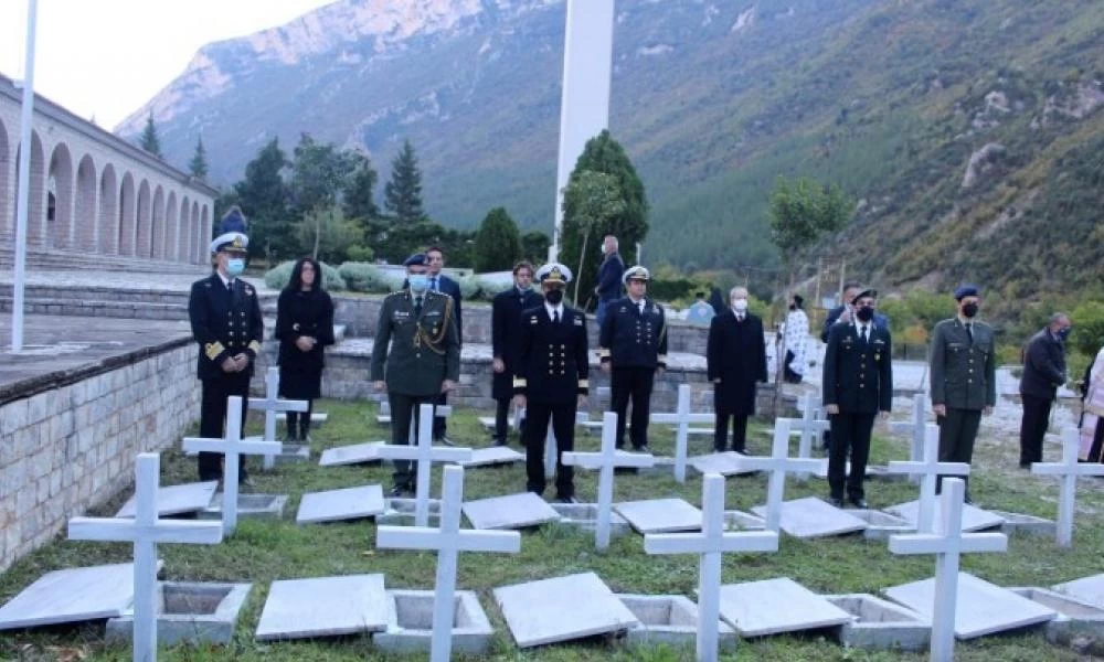 Βόρεια Ήπειρος: Ταφή 32 Ελλήνων πεσόντων στον ελληνοϊταλικό πόλεμο στο στρατιωτικό κοιμητήριο Κλεισούρας